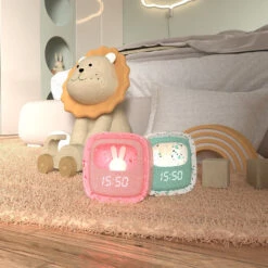 MOB Billy Terrazzo Grenadine Klok En Nachtlampje BILLY-GRENA-01 -babybenodigdheden mob billy terrazzo klok en nachtlampje sfeer 2