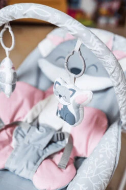 Momi Luis Pink Bouncer Wipstoel BULE00016 -babybenodigdheden momi luis pink bouncer wipstoel bule00016 03 1