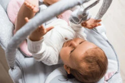 Momi Luis Pink Bouncer Wipstoel BULE00016 -babybenodigdheden momi luis pink bouncer wipstoel bule00016 04 2