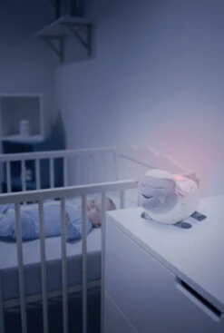 Badabulle Schaapje Lulu Muzikaal Projectie Nachtlampje B015007 7 Badabulle Schaapje Lulu Muzikaal Projectie Nachtlampje B015007 -babybenodigdheden sfeerfoto schaapje