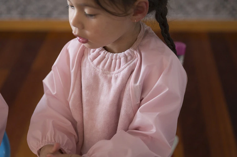 Silly Billyz Towel Navy Messy Eater Slab 18776 Silly Billyz Towel Navy Messy Eater Slab 18776 -babybenodigdheden silly billy slab sfeer 1 1