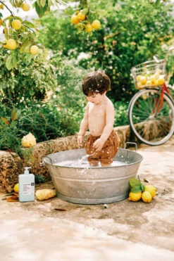 Suavinex Baby 750ml Syndet Zeepvrije Gel & Shampoo SXZCOS066907 4 Suavinex Baby 750ml Syndet Zeepvrije Gel & Shampoo SXZCOS066907 -babybenodigdheden suavinex baby syndet zeepvrije gel en shampoo sfeer 2