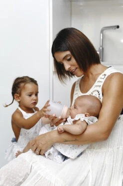 Suavinex Zero.Zero Anti-Colic Medium Flow Zuigfles 270ml SXZBRF050012 -babybenodigdheden suavinex zer .zer anti colic zuigfles 4 2