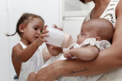 Suavinex Zero.Zero Anti-Colic Medium Flow Zuigfles 270ml SXZBRF050012 -babybenodigdheden suavinex zer .zer anti colic zuigfles 7 2