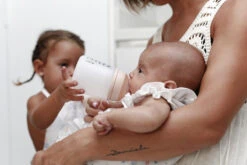 Suavinex Zero.Zero Anti-Colic Medium Flow Zuigfles 270ml SXZBRF050012 -babybenodigdheden suavinex zer .zer anti colic zuigfles 8 2