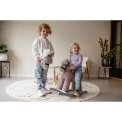 Tryco Milo Roze Stokpaard Met Geluid TR-120113 -babybenodigdheden tryco milo stokpaard met geluid tr sfeer2 1