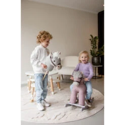 Tryco Milo Roze Stokpaard Met Geluid TR-120113 -babybenodigdheden tryco milo stokpaard met geluid tr sfeer5 1